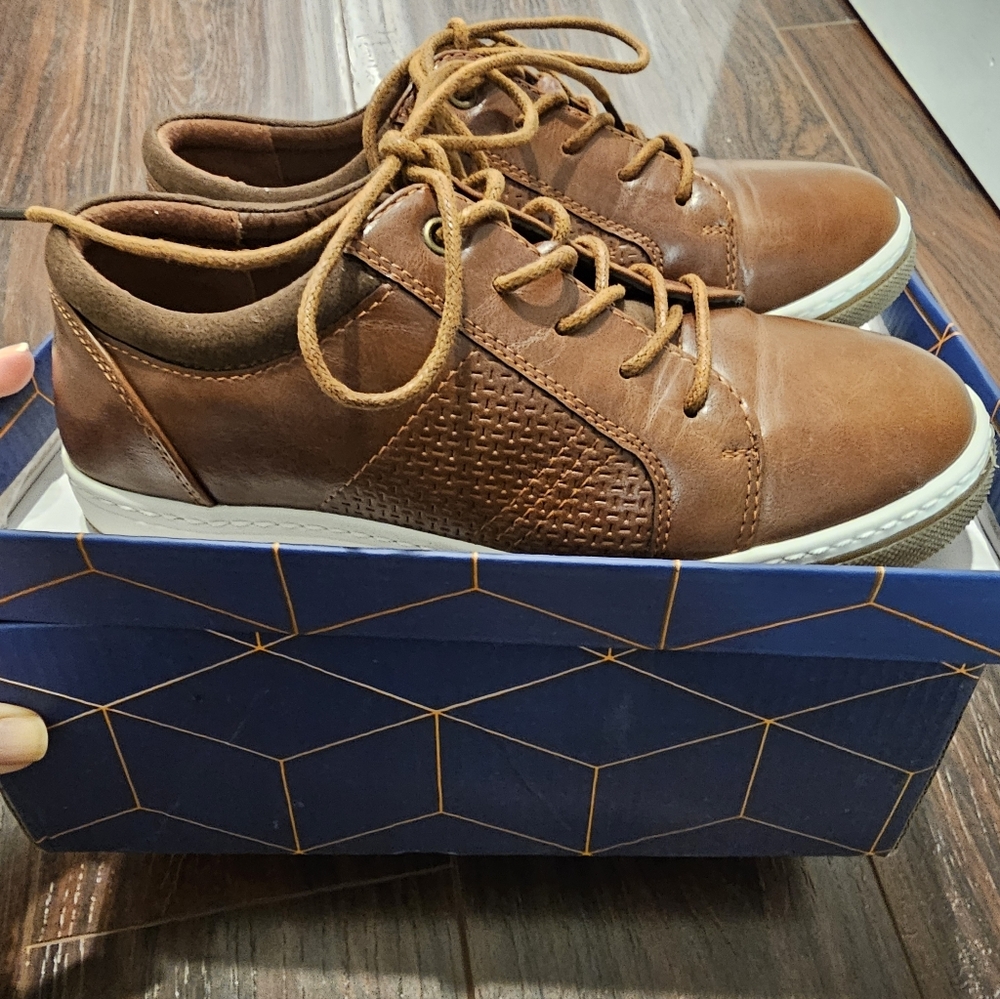 EUC Hawkwell Kids Shoes, Boys Casual Lace Up Faux Leather Sneakers, Size 2